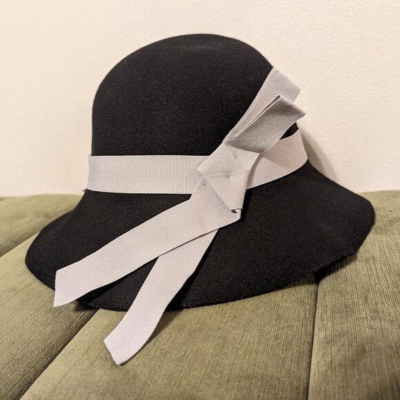 Banana Republic Black wool cloche hat NWT - Picture 1 of 9